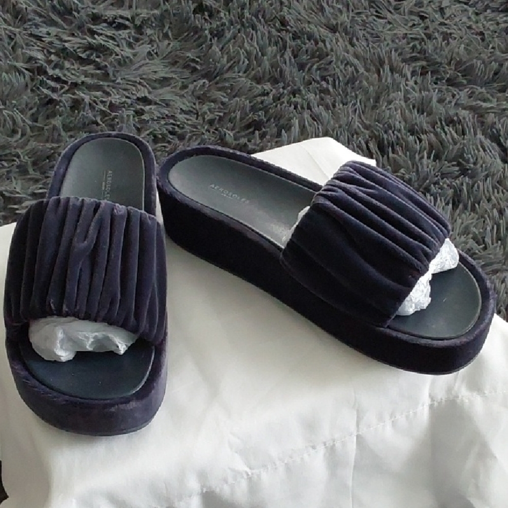 Navy velveteen slides, Aerosoles 10. Little/no wear. 1.25 platform toe/2" heel.